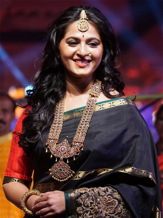 Anushka Looking Stunning In Black Embroidery Saree