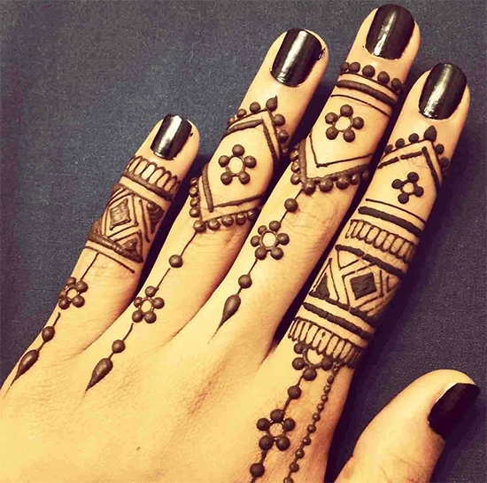 Embellished finger Look For Teenagers With Single Line Mehendi