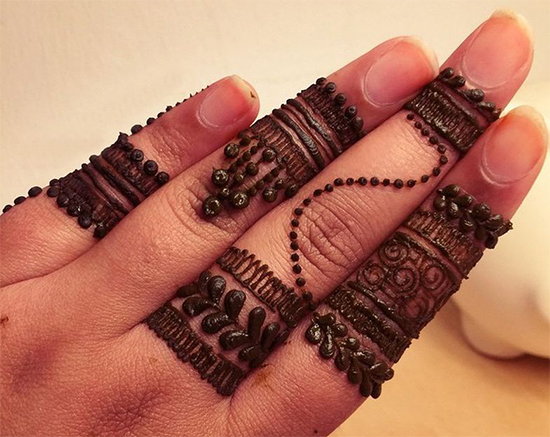 Lace Rings Finger Mehendi Design