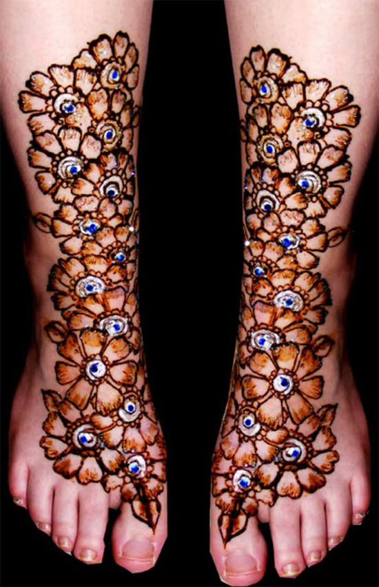 Stylish & Beautiful Bridal Mehndi Design For Legs