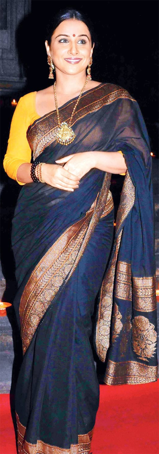 Vidya Balan Traditional Look Images In Sarees Just Ethnic She's known for looking hot in sarees while she also feels easy and comfortable in saree. girlicious beauty