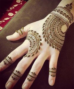 25 Simple and Traditional Circle Mehendi Designs You Should Definitely ...